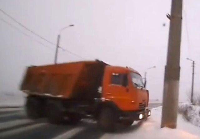 Когда от столкновения с неуправляемым грузовиком спасает столб
