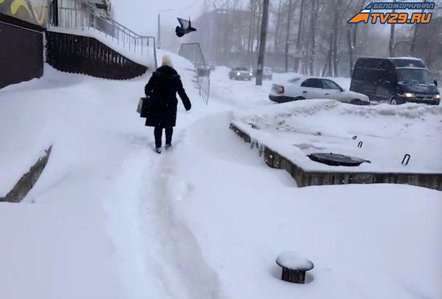 В Северодвинске пешеходы второй день ходят по тропам на улицах