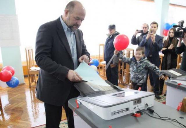 Губернатор Игорь Орлов пустился в пляс на избирательном участке