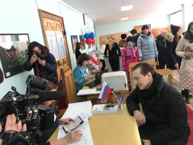 Актер Сергей Безруков проголосовал в Архангельске