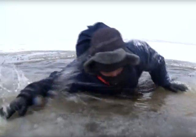 В Архангельской области утонул рыбак, провалившись под лёд