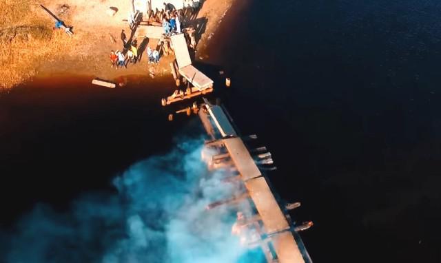 С горящего моста в Северодвинске эвакуировали подростка