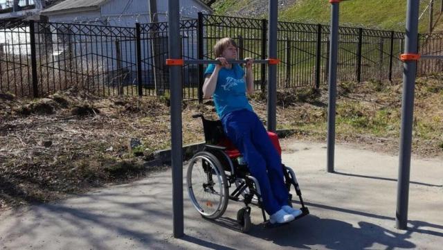 В Архангельске инвалида-колясочника пугали охраной с автоматами