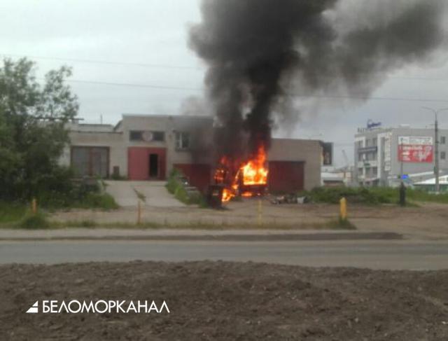 В Архангельске у гаража сгорел внедорожник
