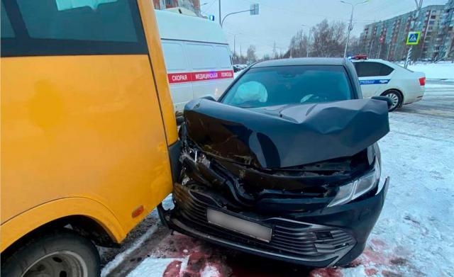 В Северодвинске на проспекте Победы произошло ДТП со школьным автобусом. Трое детей пострадали