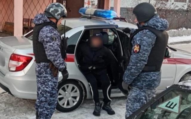 В Архангельске безумный наркоша напал на автомобиль скорой с кинжалом