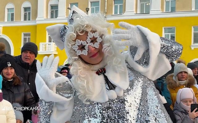 Юные северодвинцы с Дедом Морозом и Снегурочкой зажгли огни на главной городской ёлке 