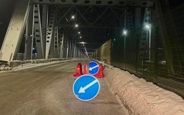 На Северодвинском мосту в Архангельске разверзлась сквозная дыра
