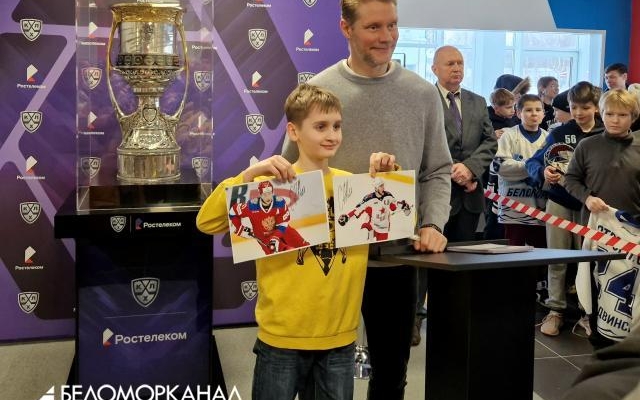 Северодвинск встретил Кубок Гагарина и олимпийского чемпиона, хоккеиста Сергея Андронова