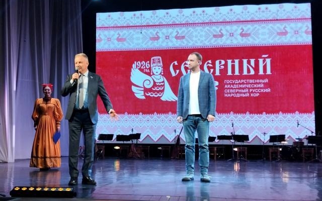Команда депутата Александра Фролова подарила архангелогородкам в праздник весны концерт Северного хора