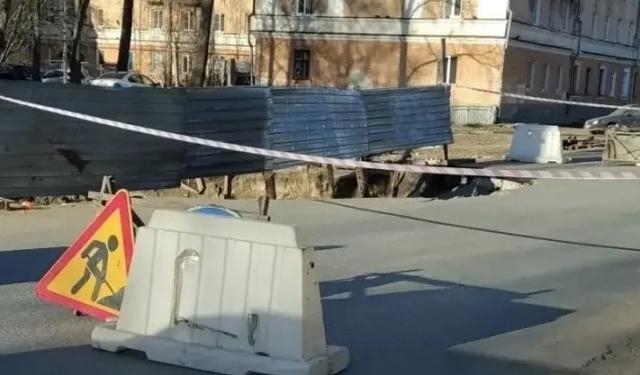 Из-за работ застройщика в Северодвинске произошел провал асфальта на Торцева