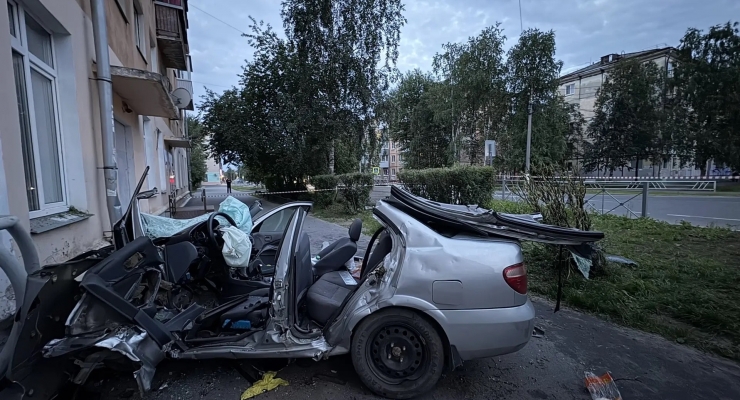 В Северодвинске легковушка влетела в стену дома. Водитель погиб