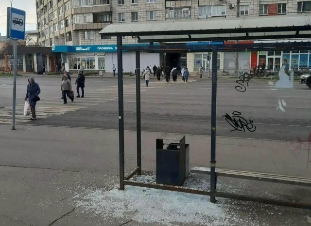 В Архангельске вандалы расколотили очередной автобусный павильон