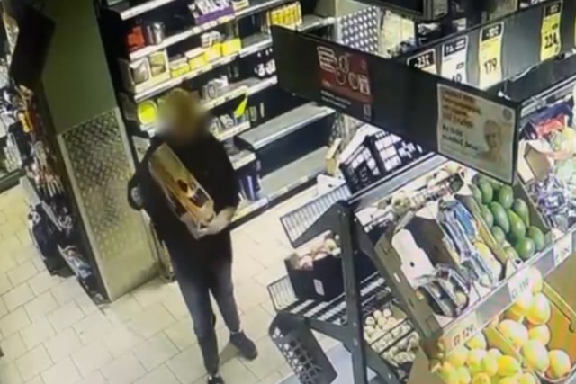 В Северодвинске молодая воровка увела кофемашину из магазина