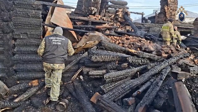 В Каргополе при пожаре в деревянном доме погибли пять человек
